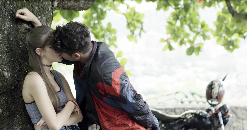 Anjinha (Caroline Dallarosa) e Cleber (Gabriel Santana) se beijam em Malhação (Foto: Divulgação)