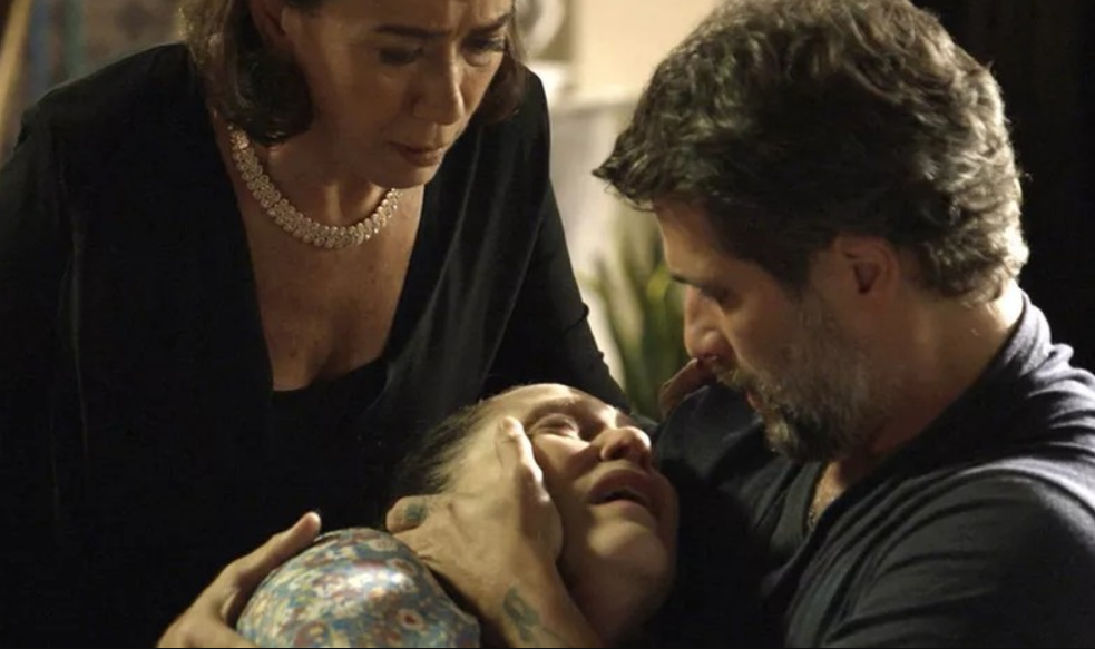 Judith morre nos braços de Valentina e Gabriel na novela das 21h, O Sétimo Guardião (Foto: Reprodução)