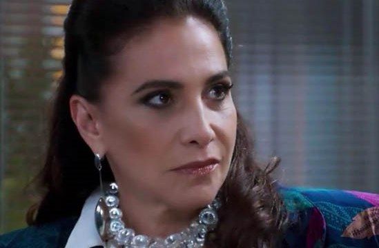 Mercedes em cena da novela Verão 90 (Foto: Reprodução)