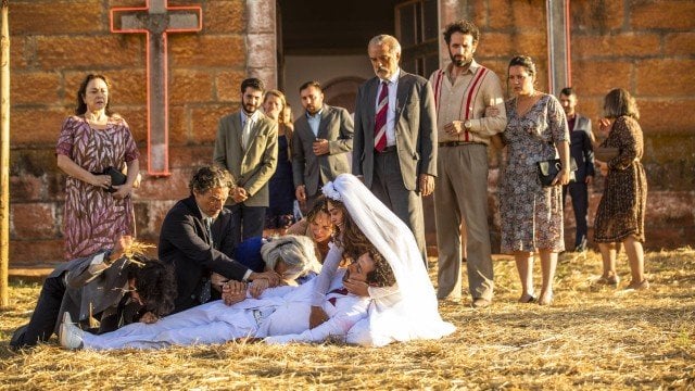 Maria da Paz ao lado de Amadeu em A Dona do Pedaço (Foto: João Miguel Junior/Rede Globo/Divulgação)