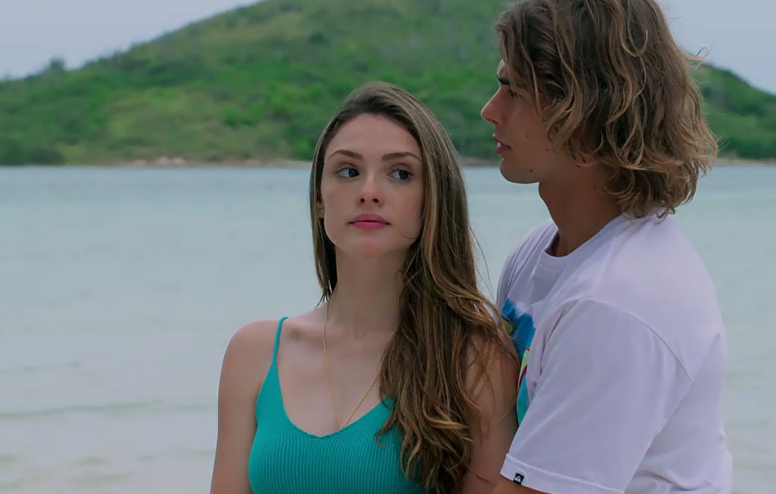 Manu e João em cena da novela das 19h, Verão 90 (Foto: Reprodução/Globo)