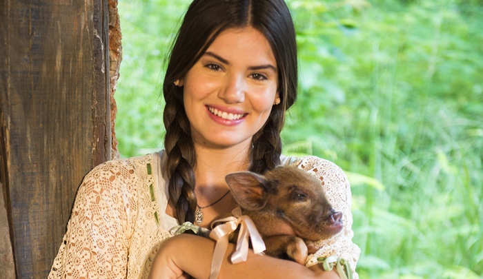 Mafalda ( Camila Queiroz ) e porquinha Lili.