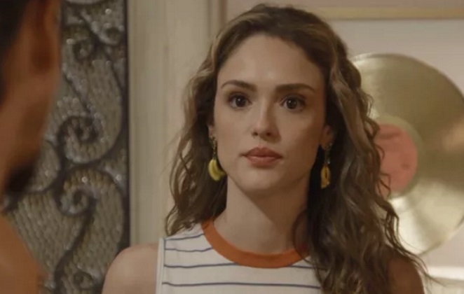 Manu em cena da novela das 19h da Globo, Verão 90 (Foto: Reprodução)