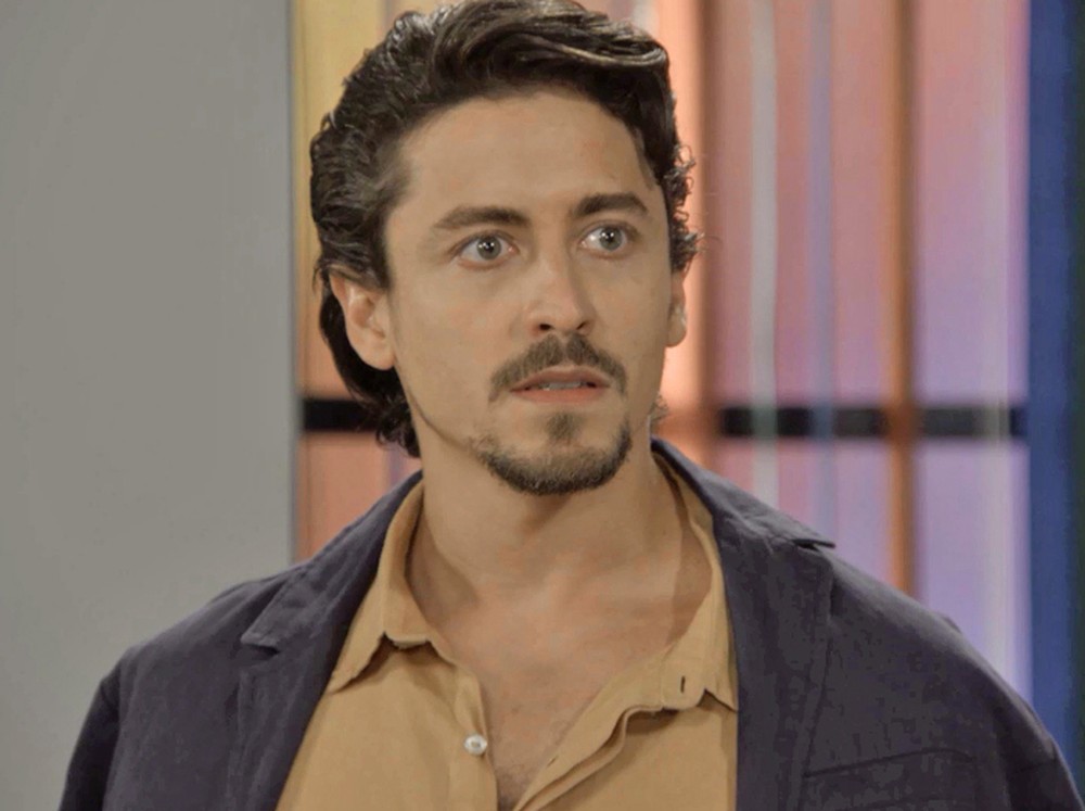 Jerônimo em cena da novela das 19h, Verão 90 (Foto: Reprodução)