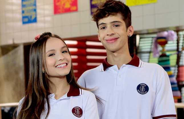 Poliana: Luca Tuber pede Mirela em namoro na frente de todos