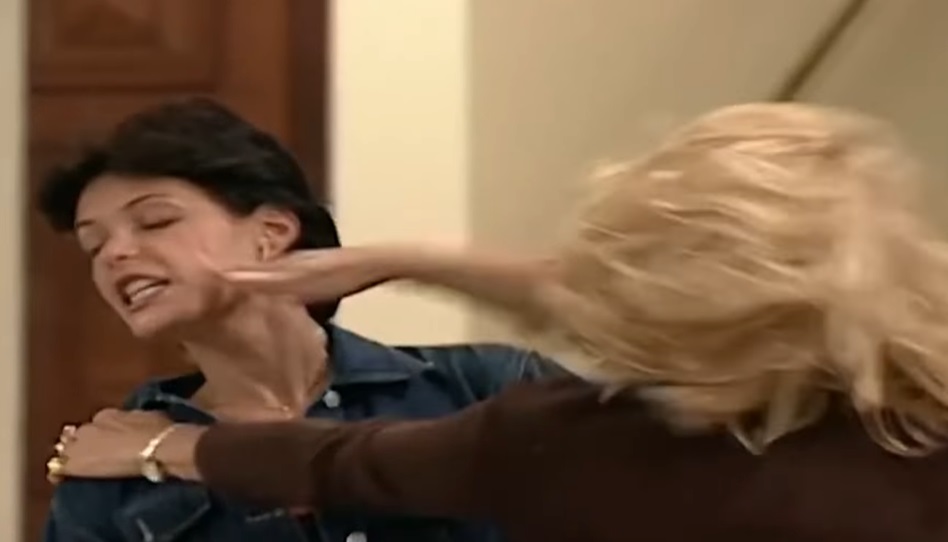 Por Amor: Branca dá uma surra em Milena e dispara quatro bofetadas na filha