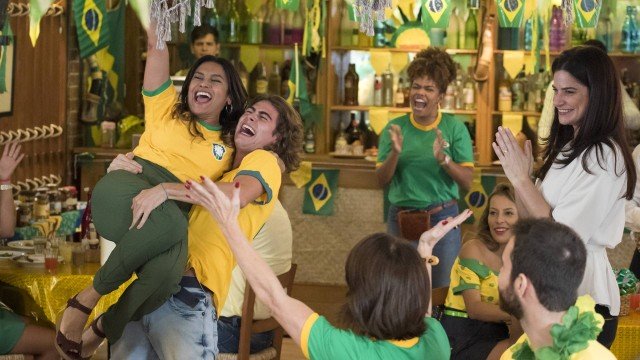 A família de João comemora a inocência do rapaz em Verão 90 (Foto: Cesar Alves/Globo)