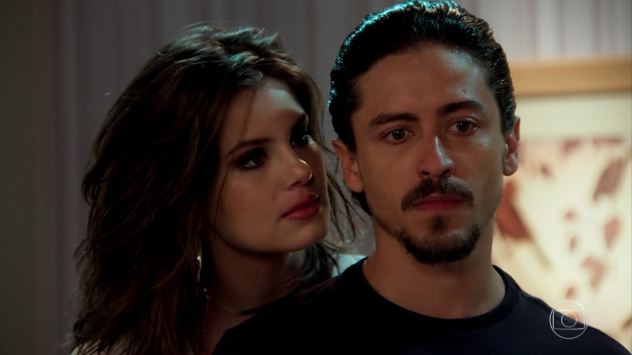 Jerônimo e Vanessa em cena da novela Verão 90 (Foto: Reprodução)