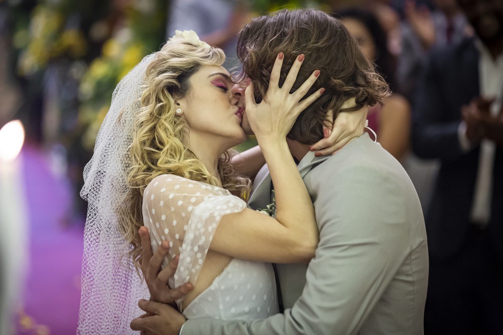 Manu e João durante casamento na novela das 19h da Globo, Verão 90 (Foto: Divulgação)