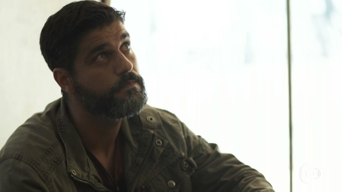 Hussein em cena da novela das 18h, Órfãos da Terra (Foto: Reprodução)