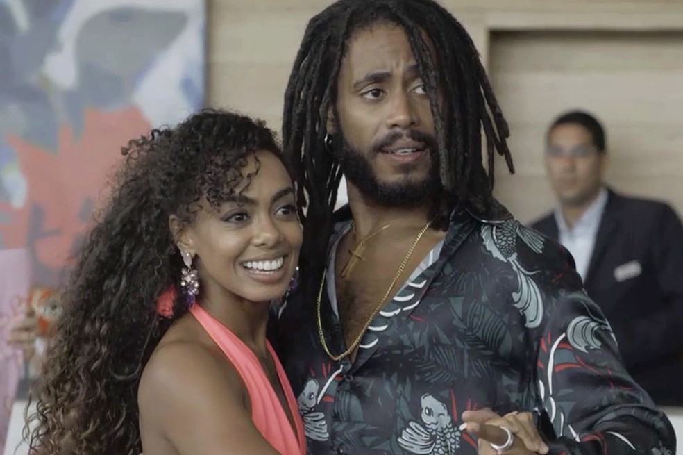 Dandara e Ticiano em cena de Verão 90, novela das 19h da Globo (Foto: Reprodução