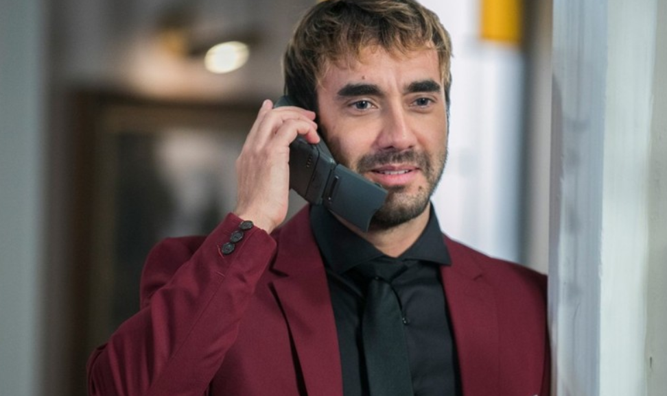 Galdino é desmascarado em cena da novela Verão 90 (Foto: Reprodução)