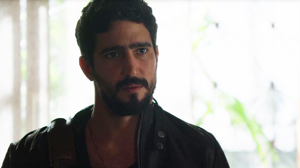 Jamil em cena da novela das 18h da Globo, Órfãos da Terra (Foto: Reprodução)