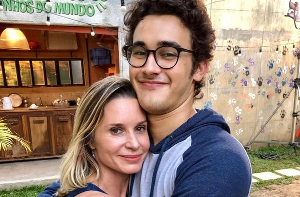Atores comemoram namoro em Órfãos da Terra: “Uma surpresa inesperada!”