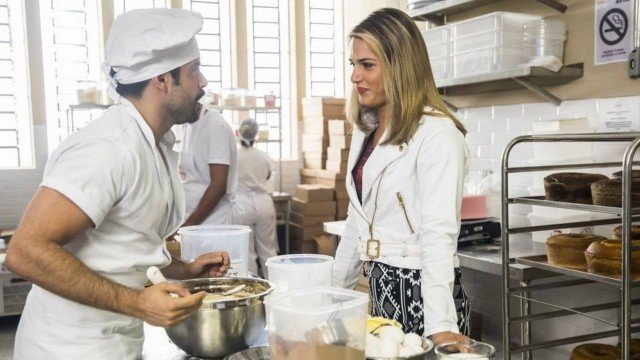 Abel e Britney em cena de A Dona do Pedaço (Foto: Reprodução)