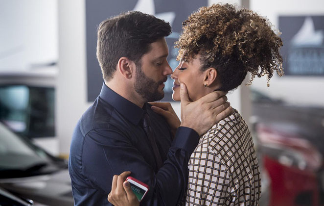 Gisele e Diogo em cena da novela Bom Sucesso (Foto: Reprodução)