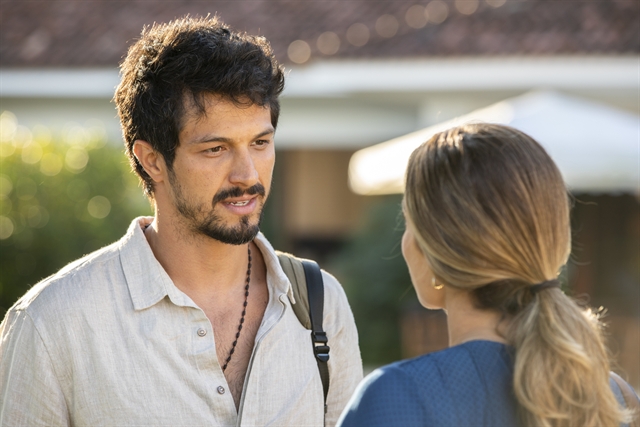 Marcos e Paloma em cena da novela das 19h, Bom Sucesso (Foto: Reprodução)