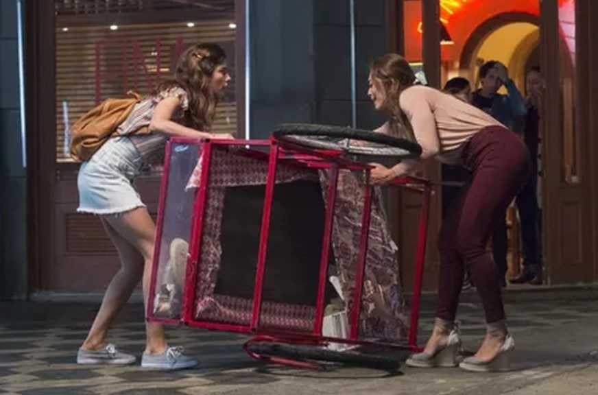 Joana e Maria da Paz em cena de A Dona do Pedaço (Foto: Reprodução)