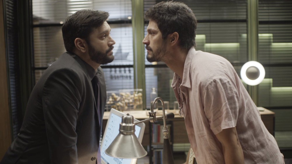 Diogo e Marcos em cena da novela das 19h, Bom Sucesso (Foto: Reprodução)