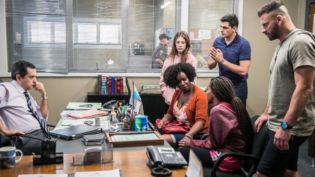 Jaqueline parará na delegacia em Malhação (Foto:  Raquel Cunha/Rede Globo/Divulgação)