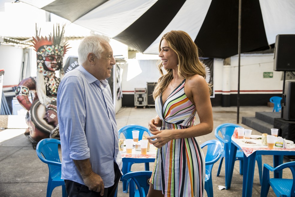 Alberto e Paloma em cena da novela Bom Sucesso (Foto: Reprodução)