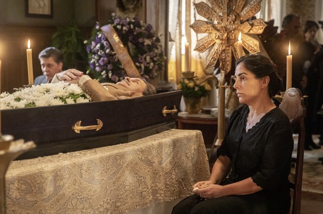 Éramos Seis: Julio morre e é velado de perto por Lola, em sua casa