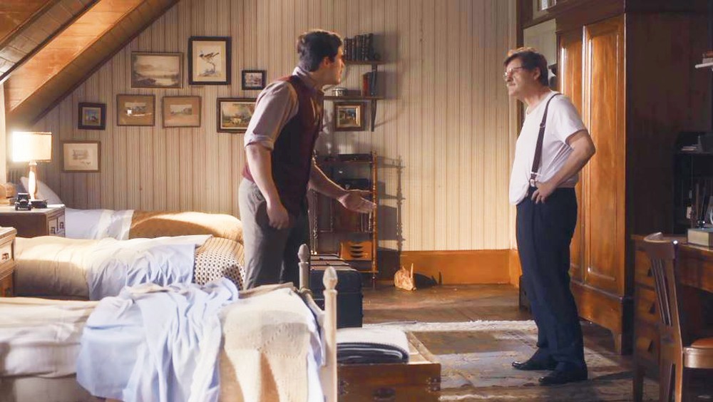 Alfredo (Nicolas Prattes) e Júlio (Antonio Calloni) discutem em Éramos Seis — (Foto: Globo)