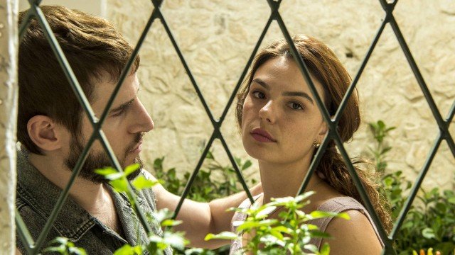 Betina (Isis Valverde) e Vicente (Rodrigo Garcia), em "Amor de mãe" (Foto: Estevam Avellar/Rede Globo/Divulgação)