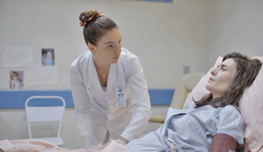 Betina e Leila em cena da novela Amor de Mãe (Foto: Reprodução)