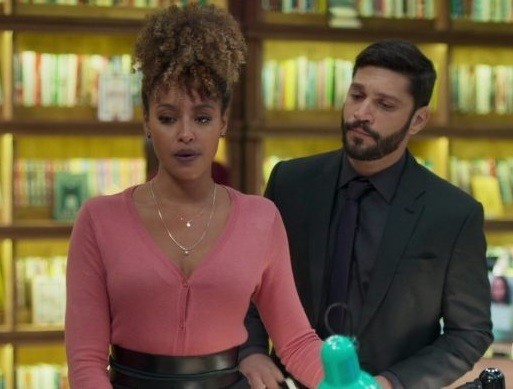 Diogo e Gisele em cena da novela Bom Sucesso (Foto: Reprodução)