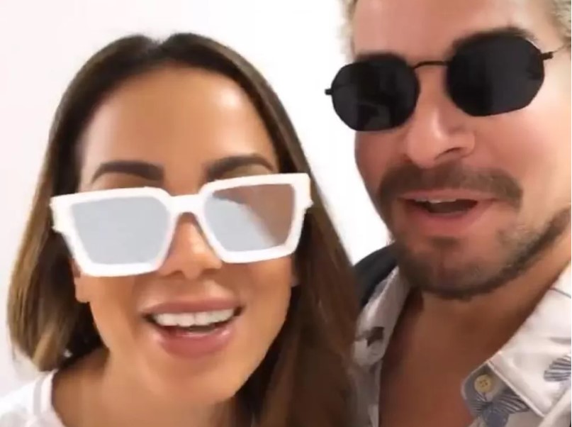 Anitta e Thiago Martins nos bastidores de Amor de Mãe (Foto: Reprodução)