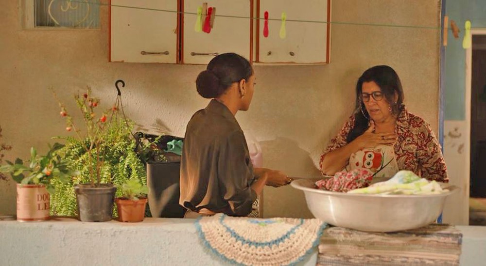 Vitória e Lurdes em cena da novela Amor de Mãe (Foto: Reprodução)