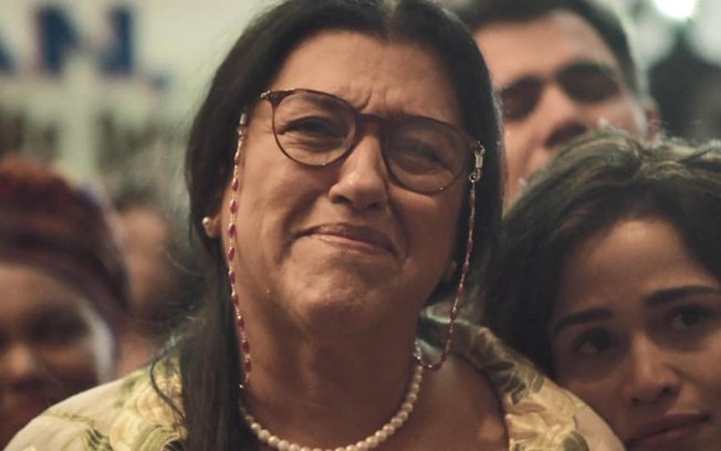 Lurdes em cena da novela das 21h, Amor de Mãe (Foto: Reprodução)