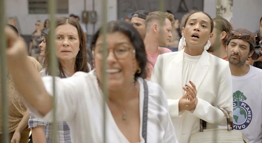 Vitória (Taís Araujo) chega na ocupação e Lurdes (Regina Casé) pede a ajuda da amiga para defender Camila (Jéssica Ellen) em Amor de Mãe — Foto: Globo