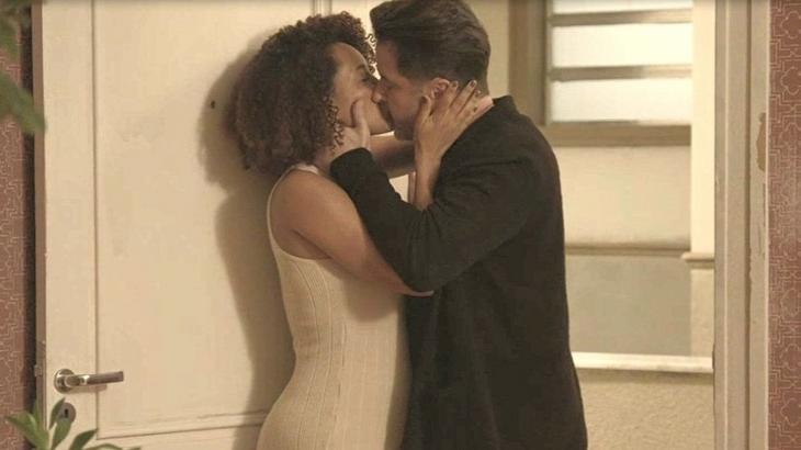 Vitória e Raul aos beijos em cena da novela Amor de Mãe - Foto: Reprodução