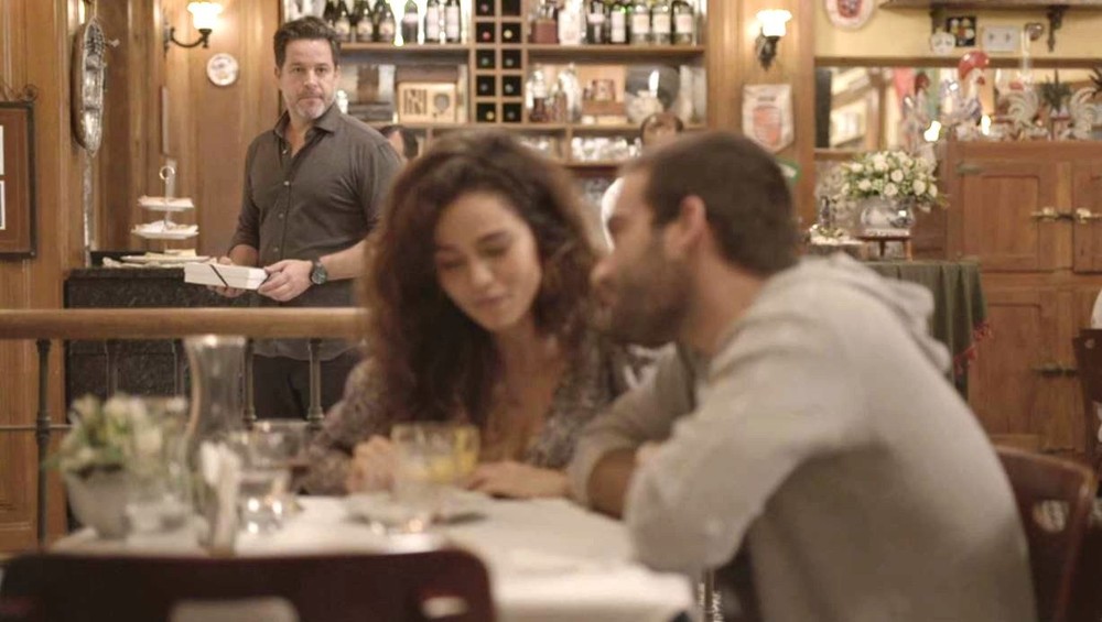 Érica e Sandro em cena da novela Amor de Mãe - Foto: Reprodução