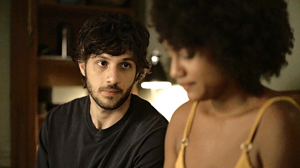 Danilo e Camila em cena da novela Amor de Mãe - Foto: Reprodução