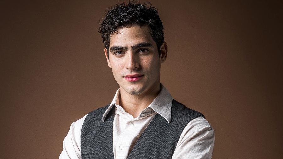 De origem humilde, ator celebra primeira novela e agradece à namorada