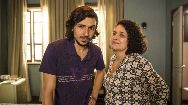 Elias recebe visita da mãe em Amor de Mãe - Foto: Estevam Avellar/Rede Globo/Divulgação