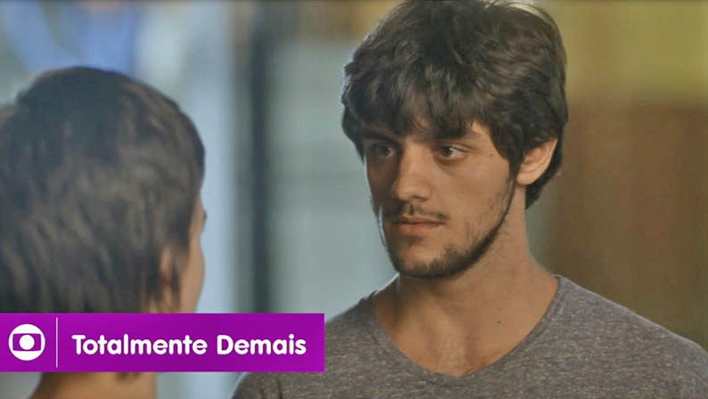 Felipe Simas como Jonatas Castro em Totalmente Demais