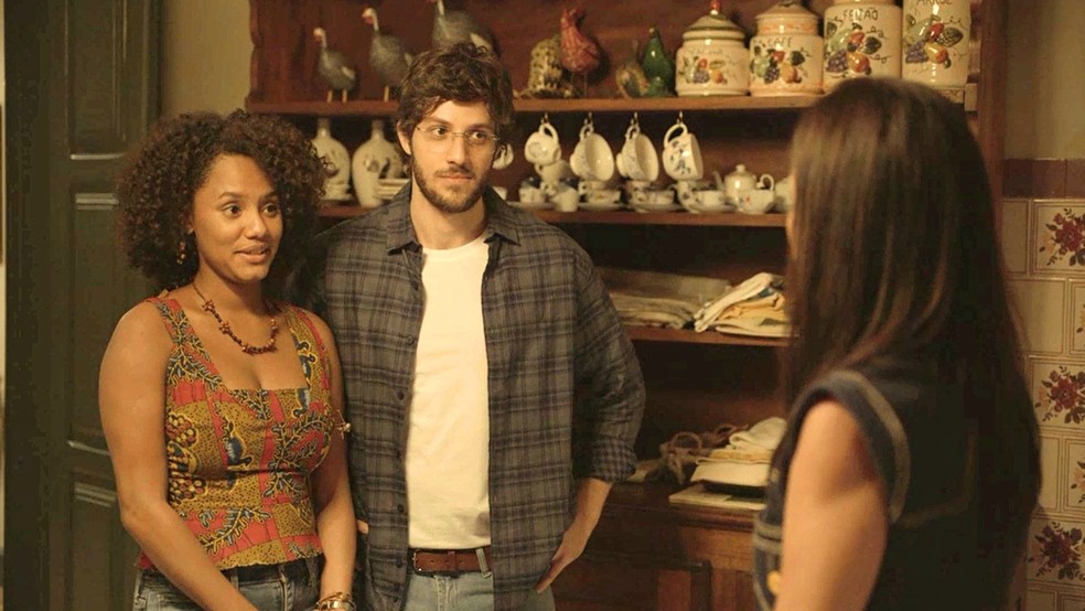 Thelma, Camila e Danilo em cena da novela Amor de Mãe - Foto: Reprodução