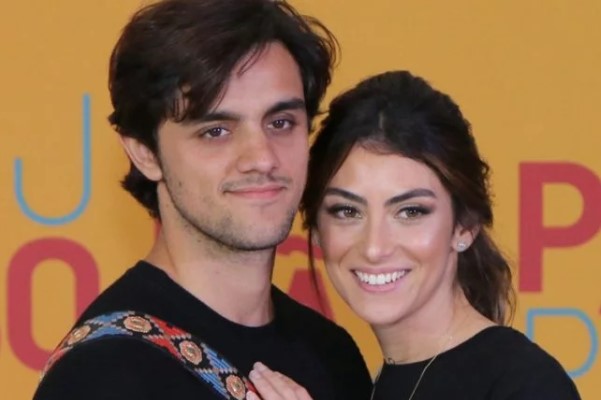 Com Covid-19, Felipe Simas relata drama e isolamento da família