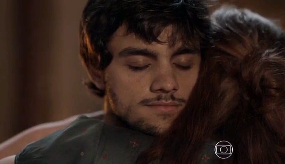 Jonatas consola Eliza em Totalmente Demais - Foto: Reprodução