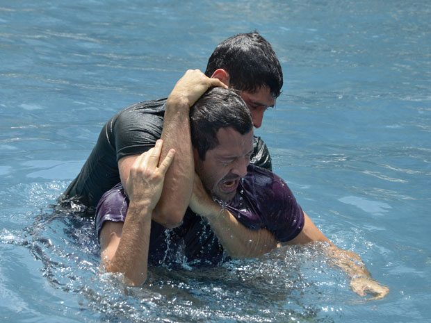 Quinzé e Wallace em cena da novela Fina Estampa - Foto: Reprodução