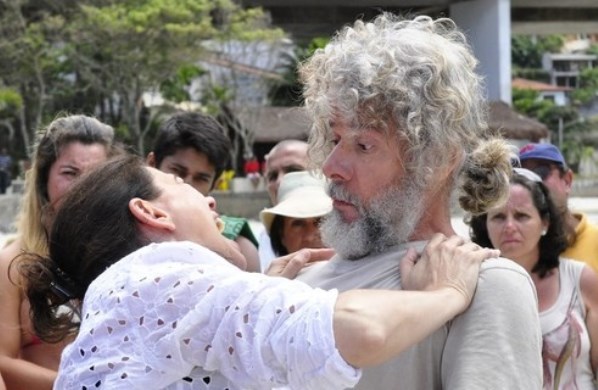 Fina Estampa: Griselda se enfurece e bate em Pereirinha na praia