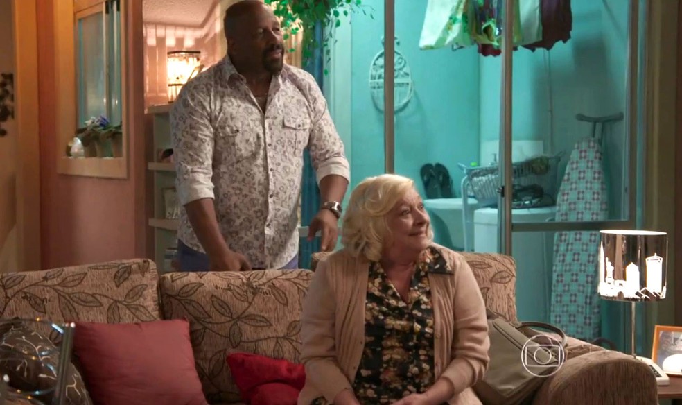 Florisval e falsa mãe na novela Totalmente Demais - Foto: Reprodução