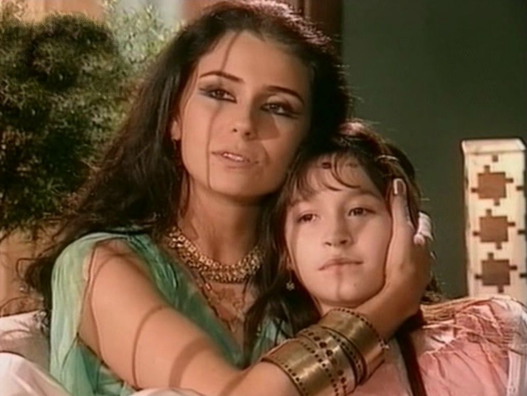 Khadija perdoa Jade e as duas se abraçam emocionadas