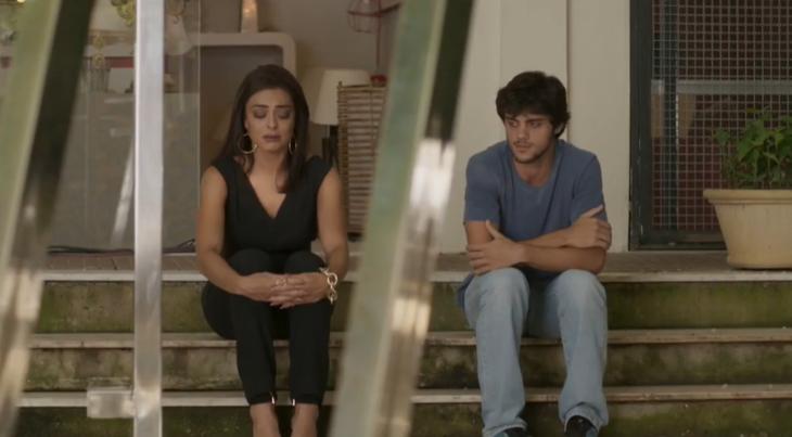 Jonatas e Carolina juntos na novela Totalmente Demais