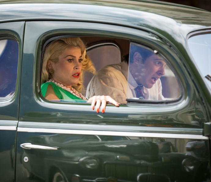 Sem saber dirigir, Candinho causa acidente grave e deixa Sandra em pânico