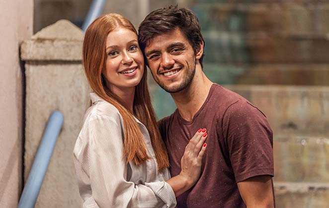 Eliza (Marina Ruy Barbosa) e Jonatas (Felipe Simas) em Totalmente Demias (Foto: Reprodução)